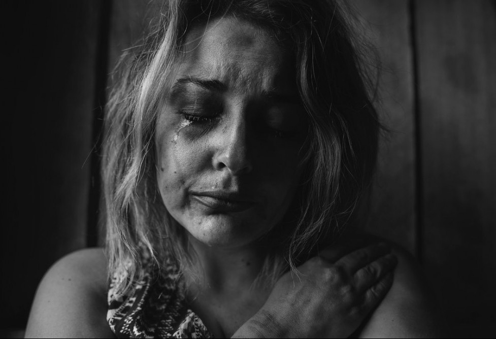 woman crying image